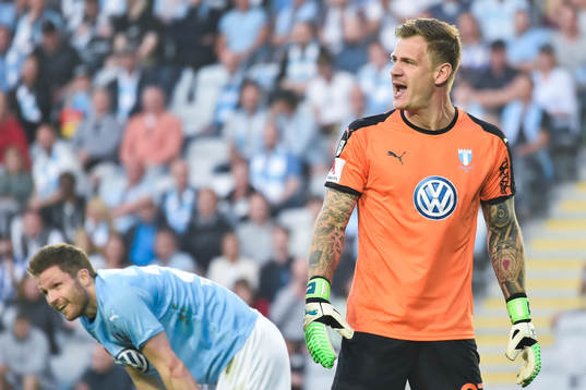 Malmö FFs målvakt Johan Dahlin deppar