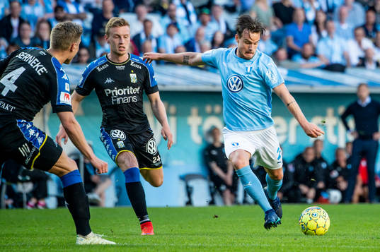 Malmö FFs Eric Larsson mot IFK Göteborgs Sebastian Ohlsson