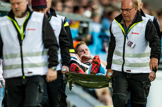 IFK Göteborgs Victor Wernersson bärs ut på bår