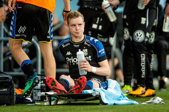IFK Göteborgs Victor Wernersson bärs ut på bår