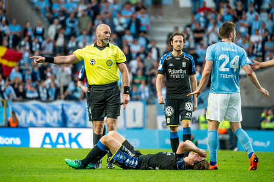 IFK Göteborgs August Erlingmark ligger på planen medan