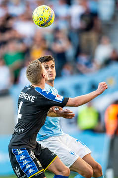 Malmö FFs Alexander Jeremejeff mot IFK Göteborgs Carl