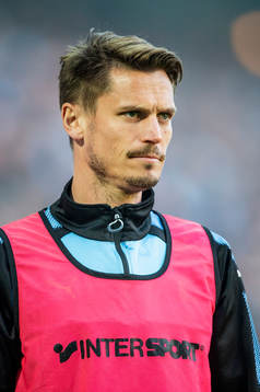 Malmö FFs Markus Rosenberg väntar på att bli inbytt