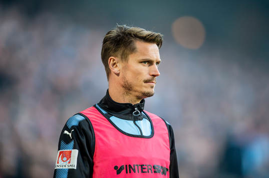 Malmö FFs Markus Rosenberg väntar på att bli inbytt
