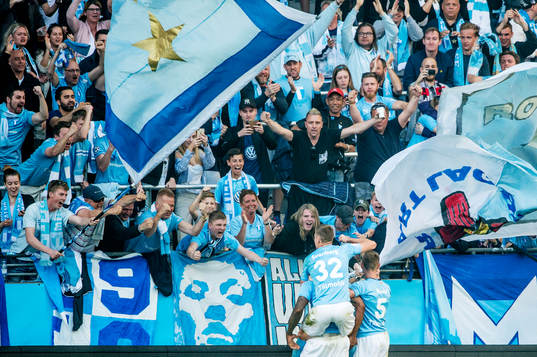 Malmö FFs supportrar jublar åt Mattias Svanberg, Carlos