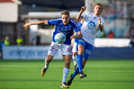Kristoffer Zachariassen of Sarpsborg 08 and Fredrik Aursnes