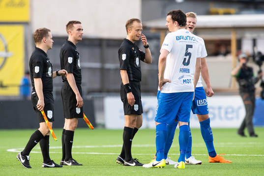 Ola Hobber Nilsen, referee, in a discussion with Vegard