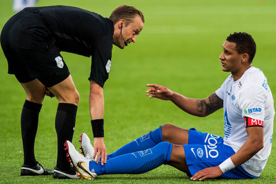 Ola Hobber Nilsen, referee, and Ruben Gabrielsen of Molde
