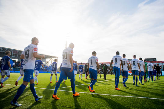 The players of Molde and Sarpsborg 08 enter the pitch
