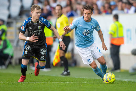 IFK Göteborgs Victor Wernersson jagar Malmö FFs Eric