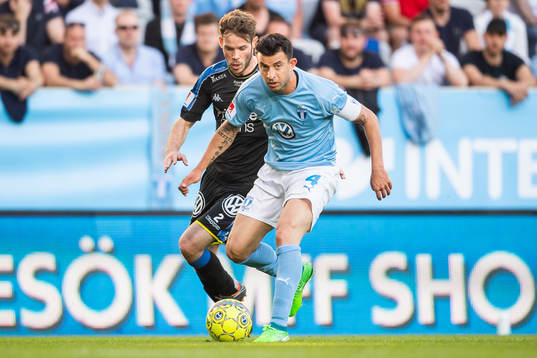 Malmö FFs Behrang Safari i kamp om bollen med IFK