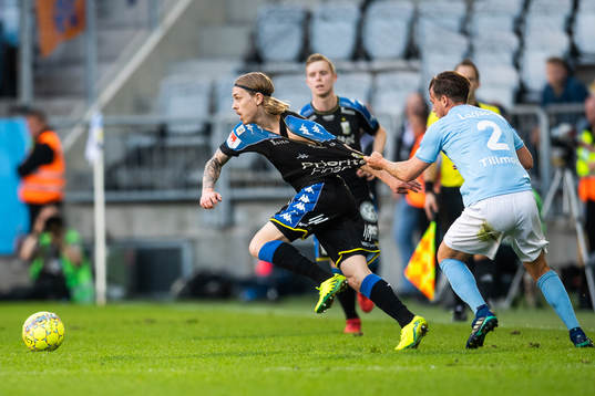 Malmö FFs Eric Larsson drar IFK Göteborgs Elias Mar