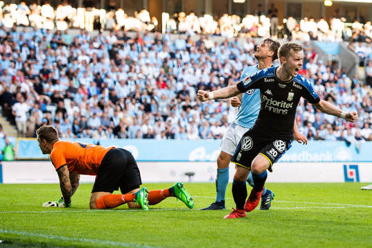 Malmö FFs målvakt Johan Dahlin och Eric Larsson deppar