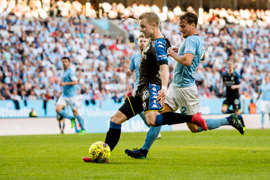 IFK Göteborgs Victor Wernersson gör 0-1 jagad av Malmö
