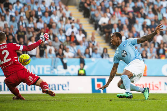 Malmö FFs Carlos Strandberg med ett läge mot IFK