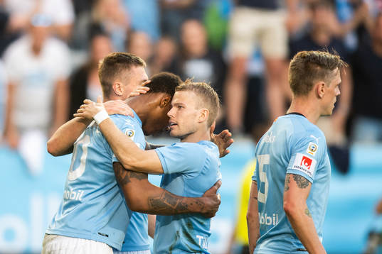 Malmö FFs Carlos Strandberg kramas om