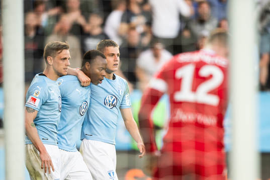 Malmö FFs Carlos Strandberg (mitten) jublar med lagkamrater