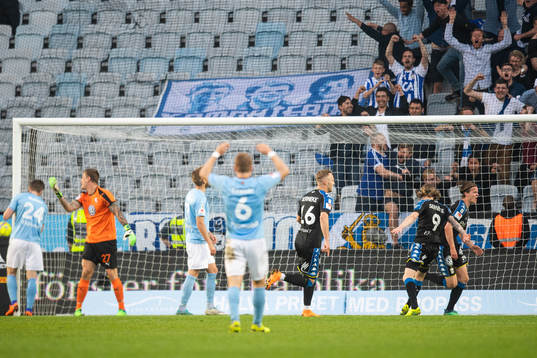 Malmö FFs Lasse Nielsen och målvakt Johan Dahlin  deppar