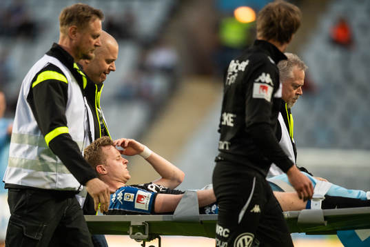 IFK Göteborgs Victor Wernersson bärs ut på bår