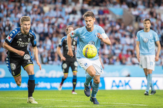 IFK Göteborgs Carl Starfelt jagar Malmö FFs Markus
