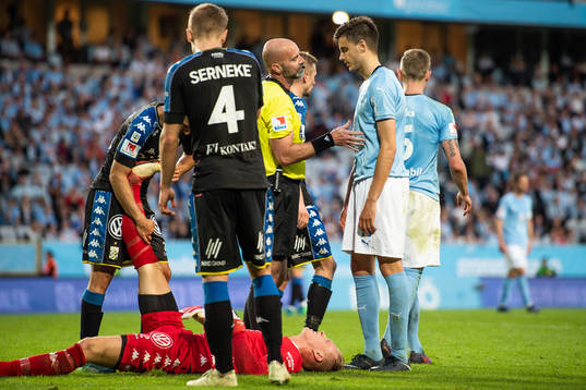 IFK Göteborgs målvakt Pontus Dahlberg ligger ner