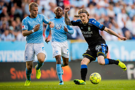 IFK Göteborgs Elias Mar Omarsson  bevakas av Malmö FFs
