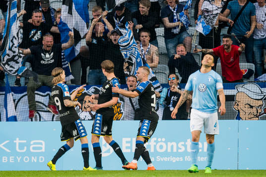 IFK Göteborgs August Erlingmark jublar med Elias Mar