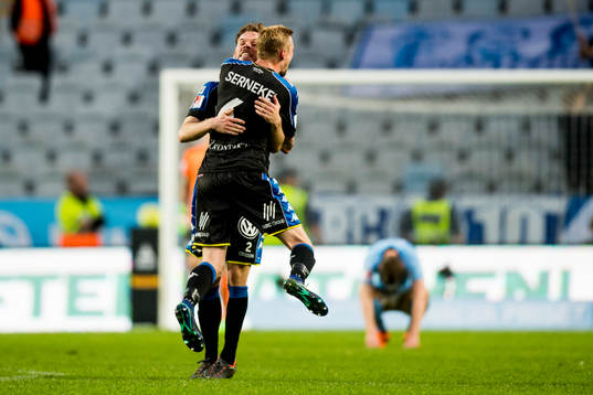 IFK Göteborgs Emil Salomonsson kramas om av Sebastian