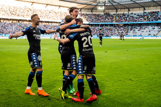 IFK Göteborgs Victor Wernersson jublar med Elias Mar