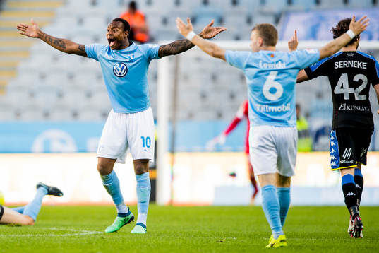 Malmö FFs Carlos Strandberg reagerar på ett domslut