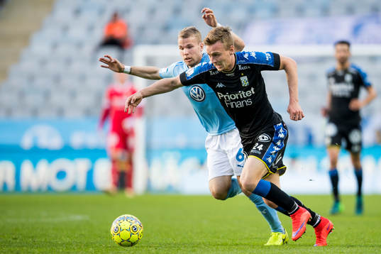 IFK Göteborgs Sebastian Ohlsson jagas av Malmö FFs Oscar