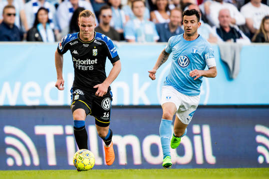 IFK Göteborgs Gustav Engvall jags av Malmö FFs Behrang