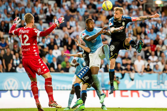 IFK Göteborgs Sebastian Eriksson i kamp om bollen med