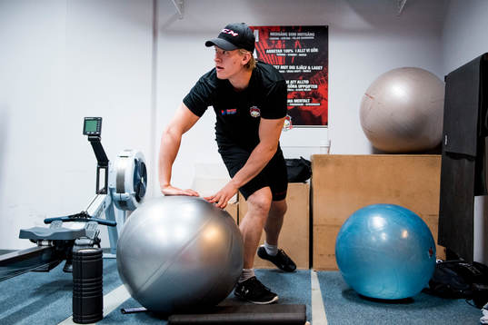 Emil Sylvegård tränar i gymmet