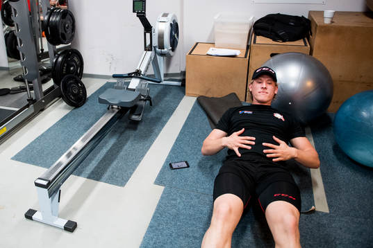 Emil Sylvegård tränar i gymmet