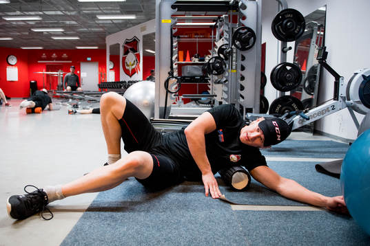 Emil Sylvegård tränar i gymmet