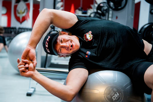 Emil Sylvegård tränar i gymmet