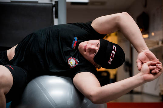 Emil Sylvegård tränar i gymmet