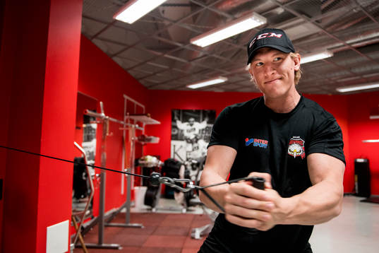 Emil Sylvegård tränar i gymmet