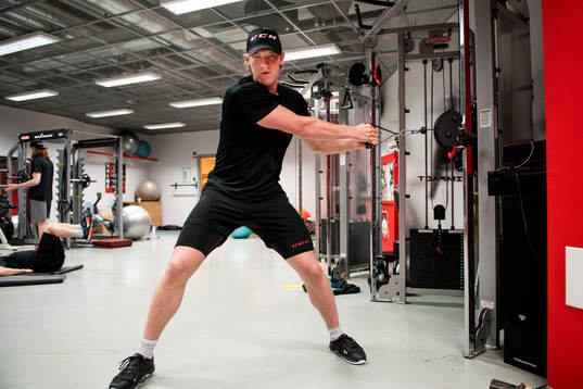 Emil Sylvegård tränar i gymmet