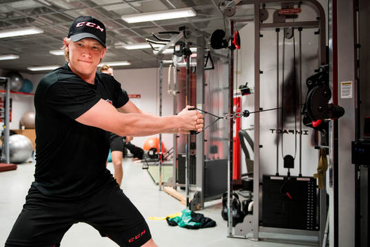 Emil Sylvegård tränar i gymmet