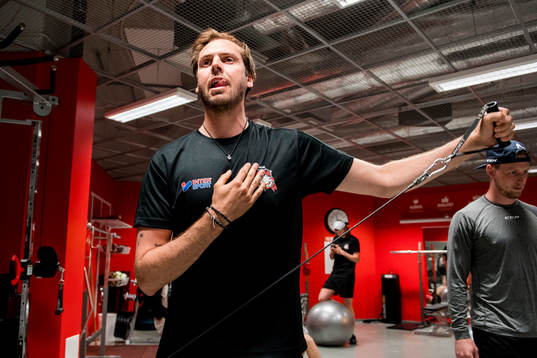 Cristopher Nihlstorp tränar i gymmet