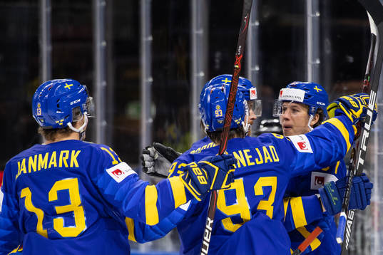 Sveriges Rickard Rakell (till höger) jublar med lagkamrater
