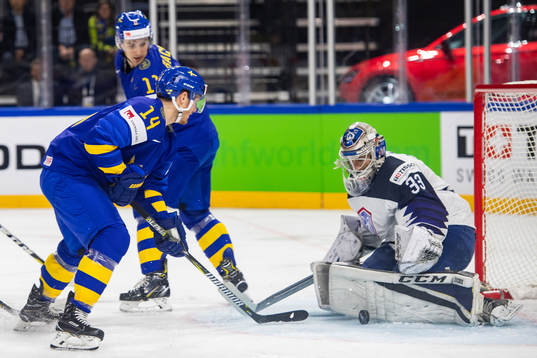 Sveriges Gustav Nyquist och Mikael Backlund oroar framför