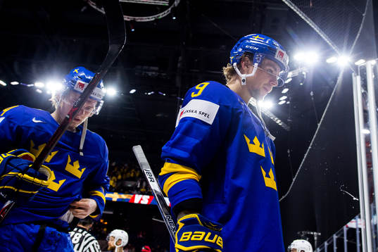 Sveriges Lias Andersson och Adrian Kempe lämnar isen