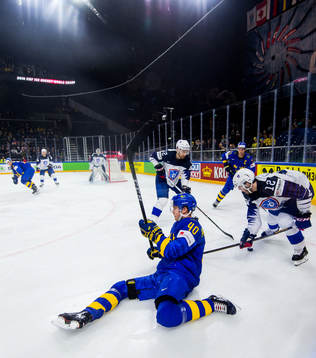 Sveriges Elias Pettersson faller