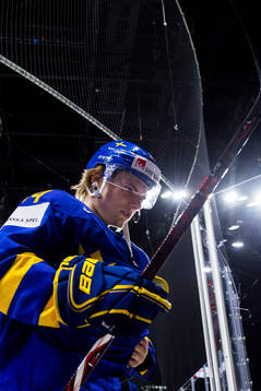 Sveriges Lias Andersson lämnar isen