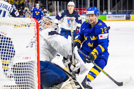 Sveriges Johan Larsson oroar framför Frankrikes målvakt