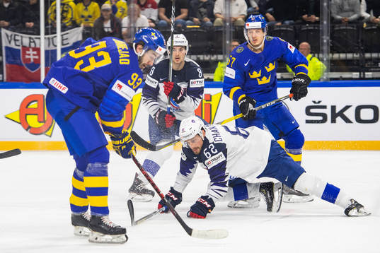 Sveriges Rickard Rakell och Mika Zibanejad i kamp om pucken