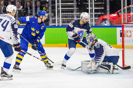 Sveriges Mikael Backlund gör 2-0-målet på Frankrikes